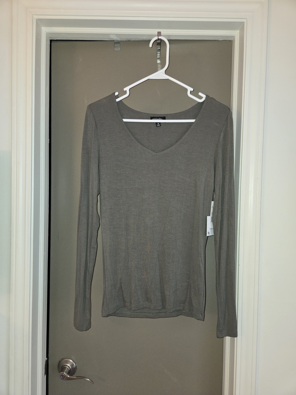 Long-Sleeve V-Neck Tee in Olive Gray